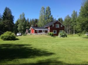 Iso omakotitalo luonnon keskellä