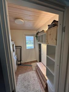 Iso omakotitalo luonnon keskellä