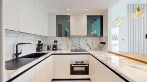 Vacationer Holiday Homes I Cosy 1 Bed l Marina and Skyline Views