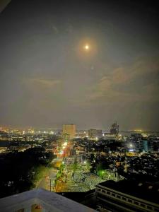 3 Night Getaway City & Sea View Condo with Balcony Near Ayala