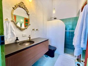 Elegant Colonial Walkable Casa