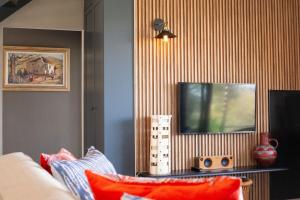 Mountain Gem - nestled between ocean and mountain