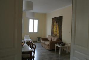 Beachfront, sunny ground-floor flat