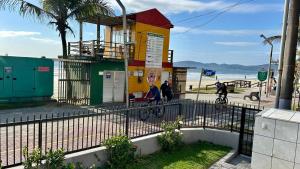 Frente Mar Apartamento 3Q em Itapema, Meia Praia, suite e 2BWC, Ar Condicionado, Smart TV, garagem e churrasqueira na sacada