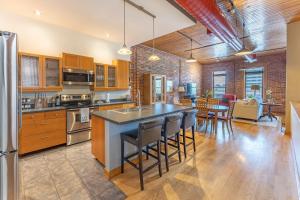 Gorgeous apartment across from La Crosse Center