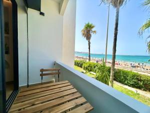Silver Wave Suite - Beachfront Balcony
