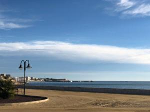 Apartament LAmpolla BLAU a 50 m del MAR, WIFI, parking