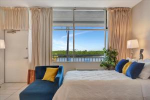 Watch the dolphins Large balcony Suite and heated pool