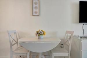 Watch the dolphins Large balcony Suite and heated pool