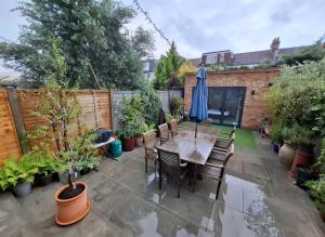 Elegant Garden Flat - Raynes Park