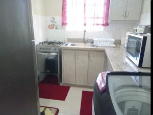 BEACH,POOL,HotTub,GYM,3 Lounges, Apt 6-Airport 10 mins