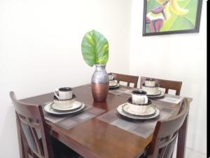 MIRANDO PLACE #6--- BEACH ACCESS, ,POOL, HOTTUB, GYM,3 LOUNGES, APARTMENT #6-Airport 10 mins