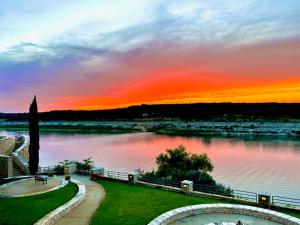 Hill Country Island Retreat