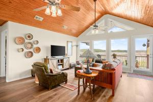 Luxe Lago Vista Gem: Outdoor Kitchen, Basketball Court and Spectacular Views