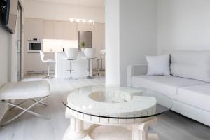 A Homes Greece - Modern Kalamata Apartment Bright & Spotless with Garden Balcony, Near City