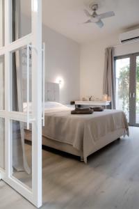 A Homes Greece - Modern Kalamata Apartment Bright & Spotless with Garden Balcony, Near City