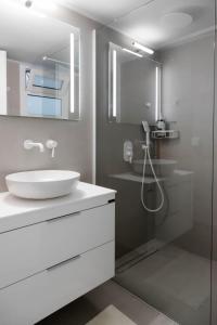 A Homes Greece - Modern Kalamata Apartment Bright & Spotless with Garden Balcony, Near City