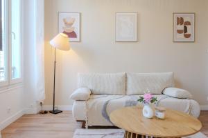 Modern and Bright 2-Room Apartment in City Center