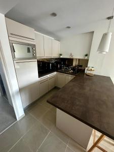 Grand Studio avec terrasse, piscine et parking privé