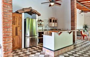 Modern 2BR Villa En-Suite Baths, Quiet Garden Pool