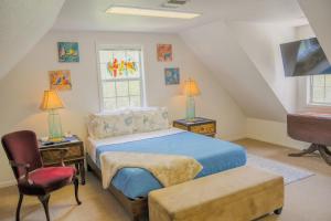 Robin's Nest- Private Suite on Elegant Grounds