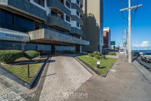 Apto c varanda e vista a beira-mar - IER0305
