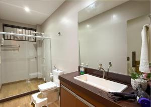 Luxo Frente Mar em 7 Qtos com Ar sendo 4 suites para até 18 pessoas, 2 Jacuzzi Aquecidas, piscina, brinquedoteca, 5min de Castelhanos