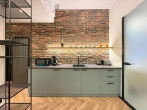 London - English Basement Studio