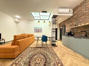 London - English Basement Studio