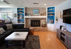 Llano River Retreat w Game Room & Kayaks