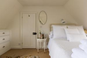 A Large Cotswold Country Retreat