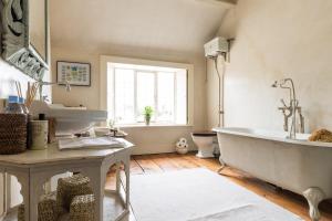 A Large Cotswold Country Retreat