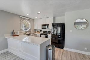 Fully Renovated Condo with Tennis Court View U012