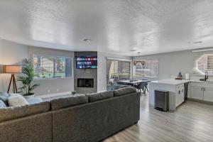 Fully Renovated Condo with Tennis Court View U012