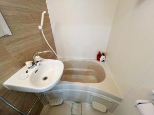 浅草花日美居 Asakusa Hanabi 303 Twin Bedroom 4 min walk to Senso-ji Temple Direct access to Narita Haneda Airport Hosts listings areat the same address