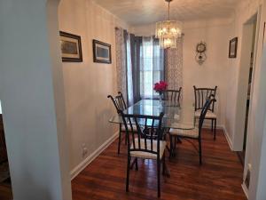 Chic City Charming Bungalow withthe Amentities Great Family Getaway!