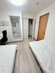 浅草花日美居 Asakusa Hanahi 102 Twin Bedroom 4 min walk to Asakusa Temple Direct subway access to Narita Haneda Airport Hosts listings areat the same address