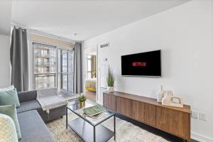 Sunny Downtown Retreat King Suite