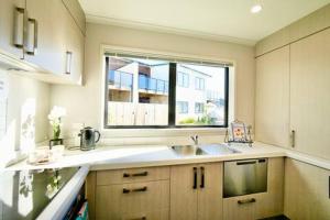 Modern Oasis Near Shopping Centres