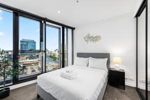 Stylish 2BR with Huge Gym, Infinity Pool and Parking