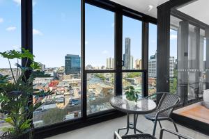 Stylish 2BR with Huge Gym, Infinity Pool and Parking