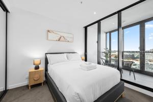 City and Mountain View Apt with Pool, Gym and Parking