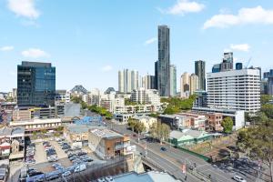 Stylish 2BR with Huge Gym, Infinity Pool and Parking