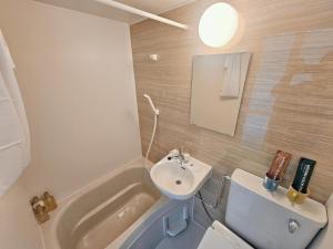 Asakusa Hanichi 202 Queen Bed Room, 4 min walk to Asakusa Temple, direct subway access to Narita and Haneda Airport