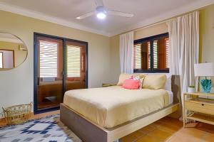 Caribbean Idyllic Vacation at Beachfront 1-BR Apt.