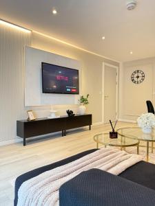 Luxury Liverpool City Centre Apartment with Balcony, Sleeps 8, Near Liverpool ONE and Royal Albert Docks