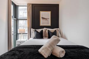 Luxury Liverpool City Centre Apartment with Balcony, Sleeps 8, Near Liverpool ONE and Royal Albert Docks