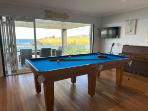 Whitecaps Beachhouse - Pet Friendly on Easts Beach