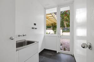 Chic Single Room - Convenient Spot at Pymble - Shared Bathroom