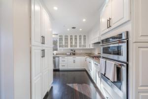 Spacious Hollywood Private Villa with 7 Bedrooms and Pool